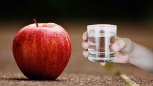 How long after eating apples should drink water?